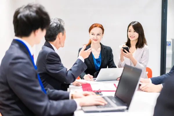 国際会議をより自由に。会場設営の制約をなくすワイヤレス通訳システム